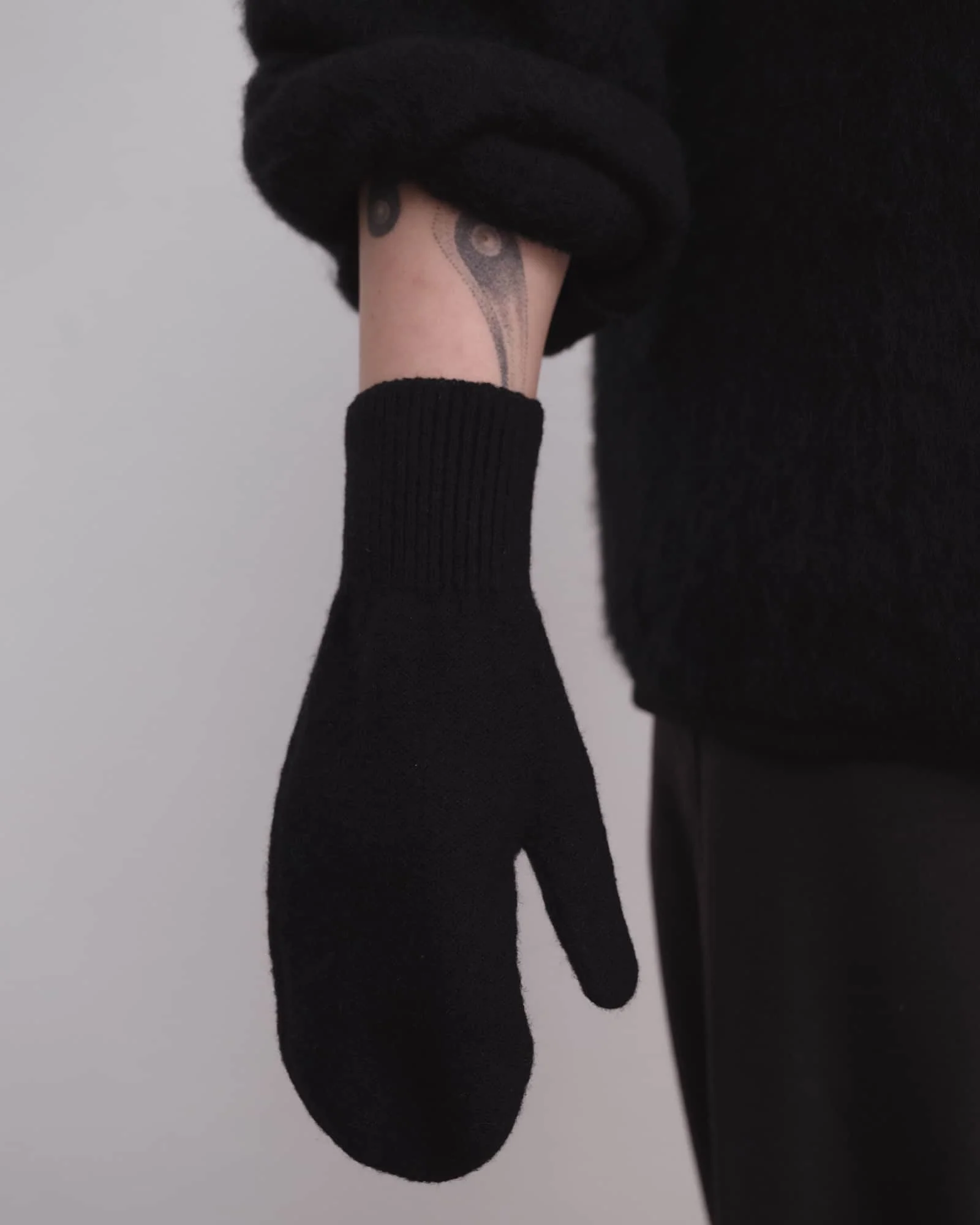 Basrange Enso Mittens in Black